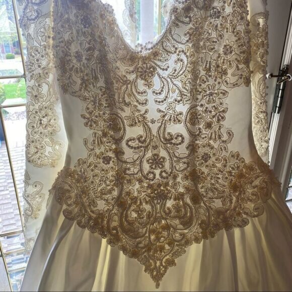 Vintage Triple Cathedral Wedding Dress - Picture 11 of 16